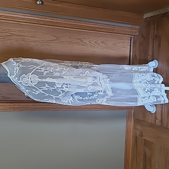 BEAUTIFUL LACE LONG COVER-UP - EUC- SIZE LARGE/XL - Picture 2 of 6